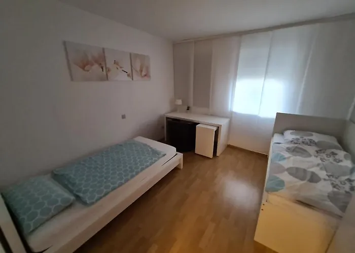 In Naehe Flughafen Koeln Bonn Appartamento *